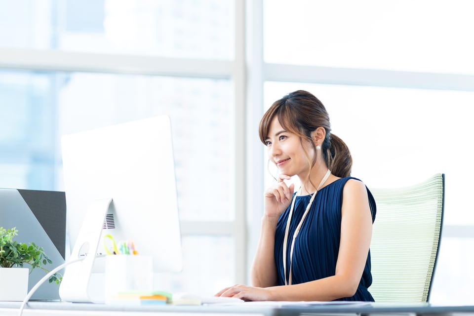 適切な高さに調整して使用できる上下昇降デスク