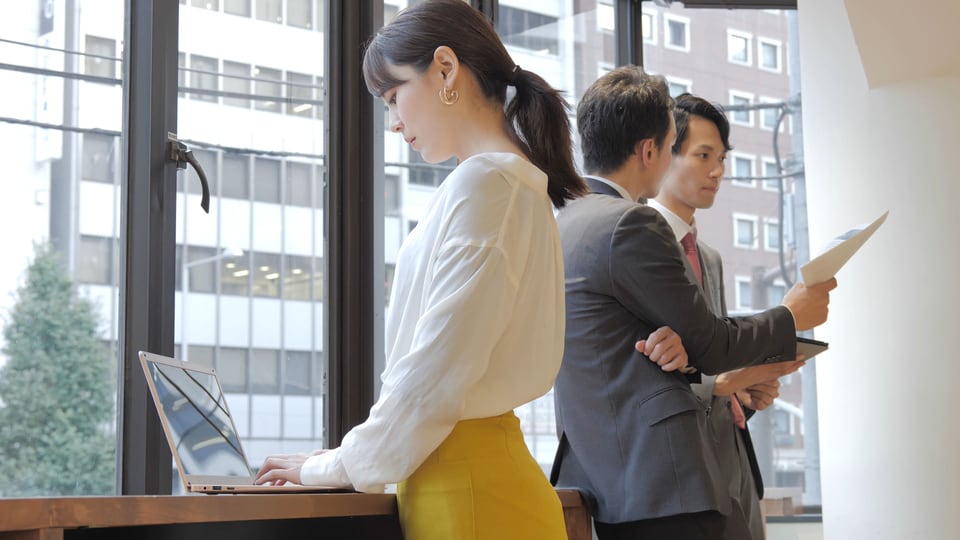 立って使用する高さに調節した上下昇降デスク