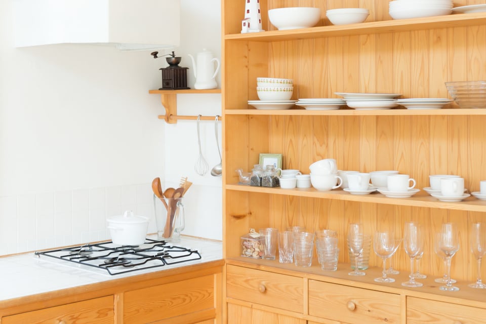 扉がなく開放的な食器棚