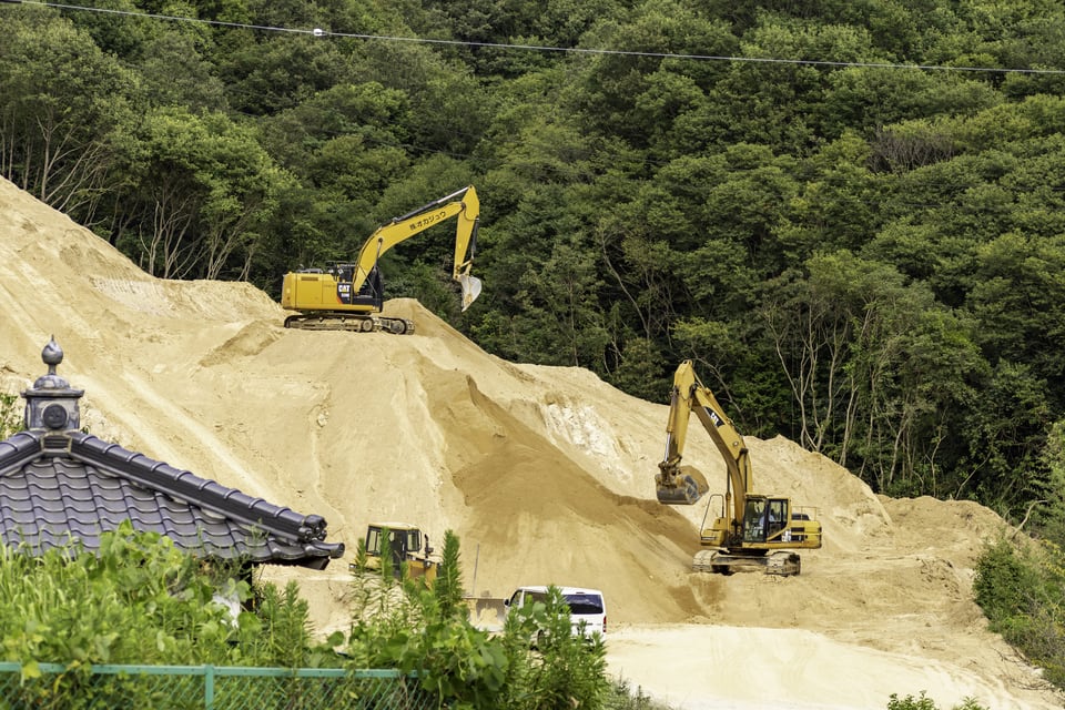 山林で真砂土を採取している現場