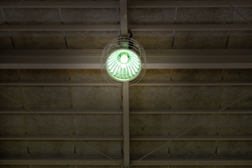 水銀灯を使用する体育館の照明