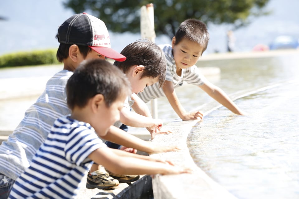 水景設備で遊ぶ子供達の様子