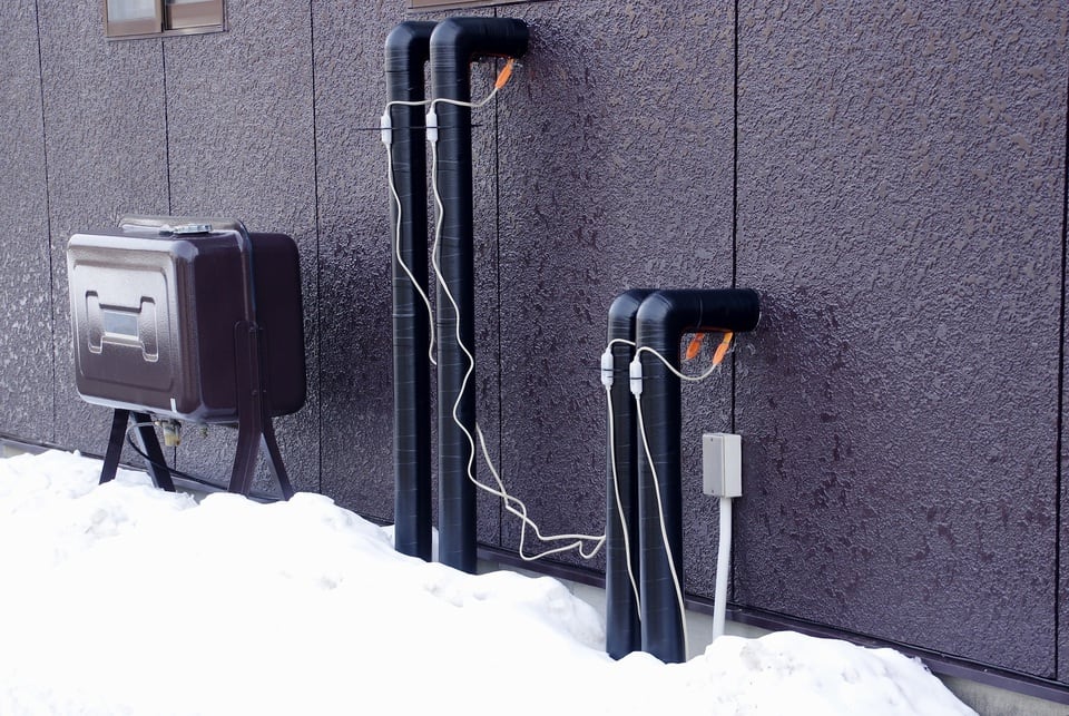 電熱ヒーターの熱で水道管凍結を防止する装置