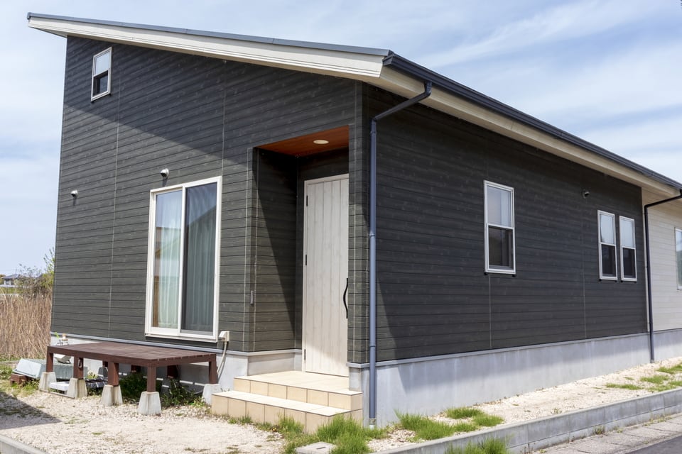 住宅のウッドデッキに使われる束石