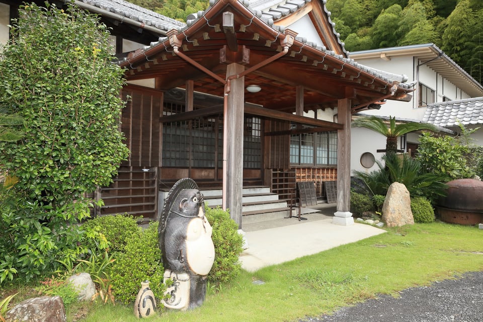 お寺の玄関の柱部分に使われる束石