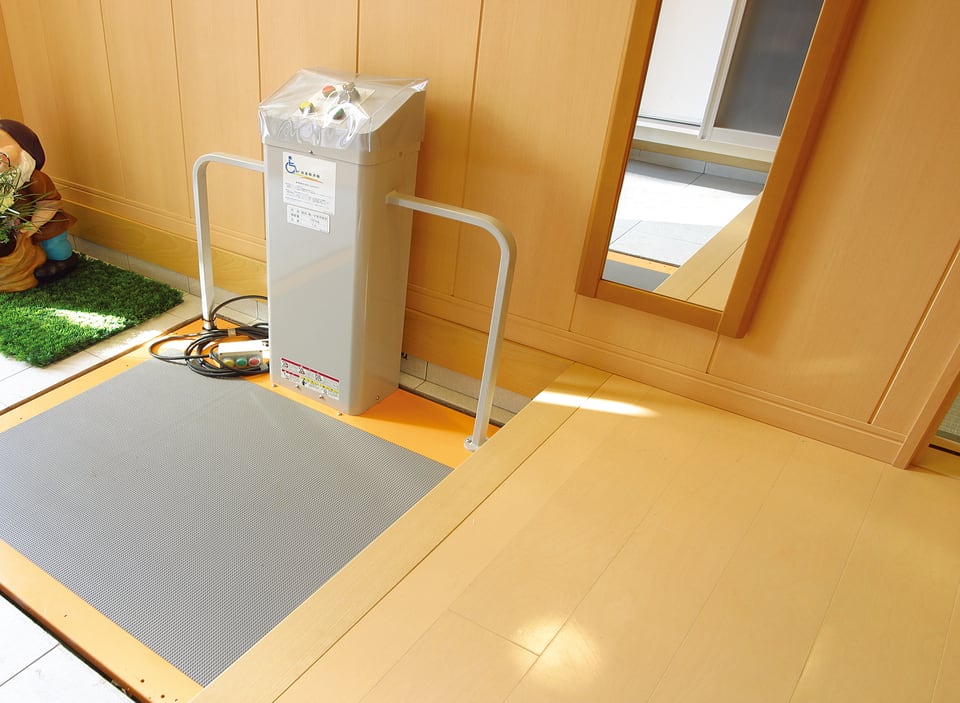 玄関の中に設置された段差解消機