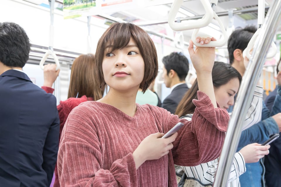 通勤ラッシュ時間帯の混雑した電車内