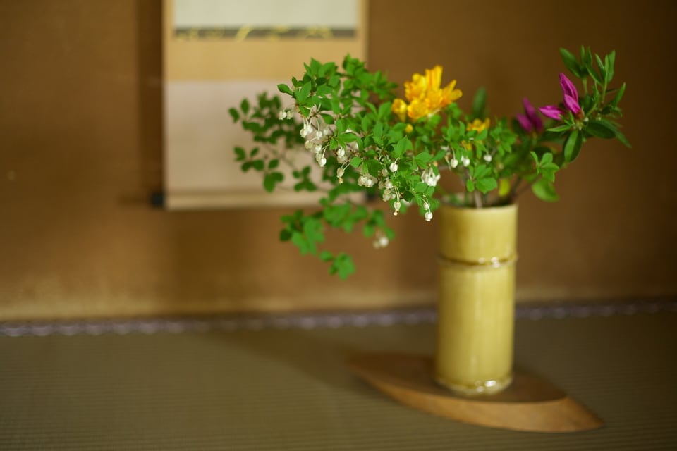 釣床のある床の間に美しく飾られた生花