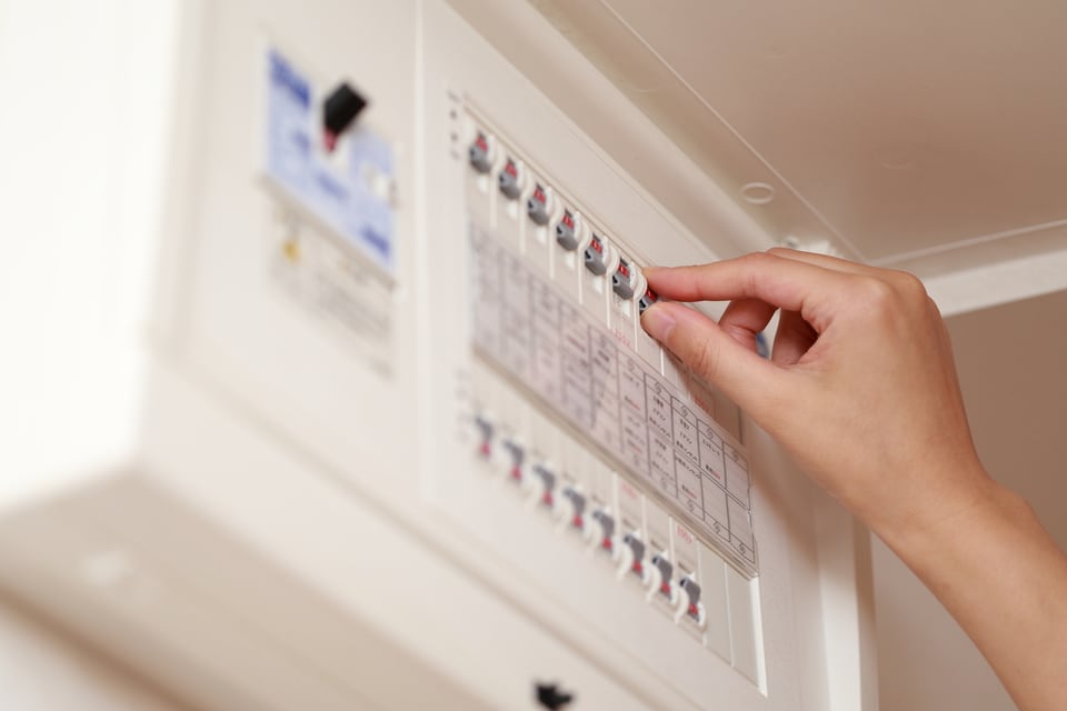 停電が起き、ブレーカーをオフにしている様子