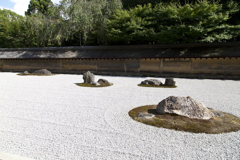 砂利や庭石などにより自然を表現した竜安寺の枯山水