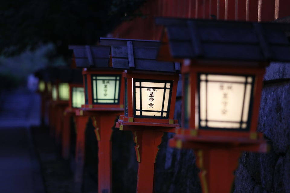 神社仏閣に多い灯籠は照明として用いられる