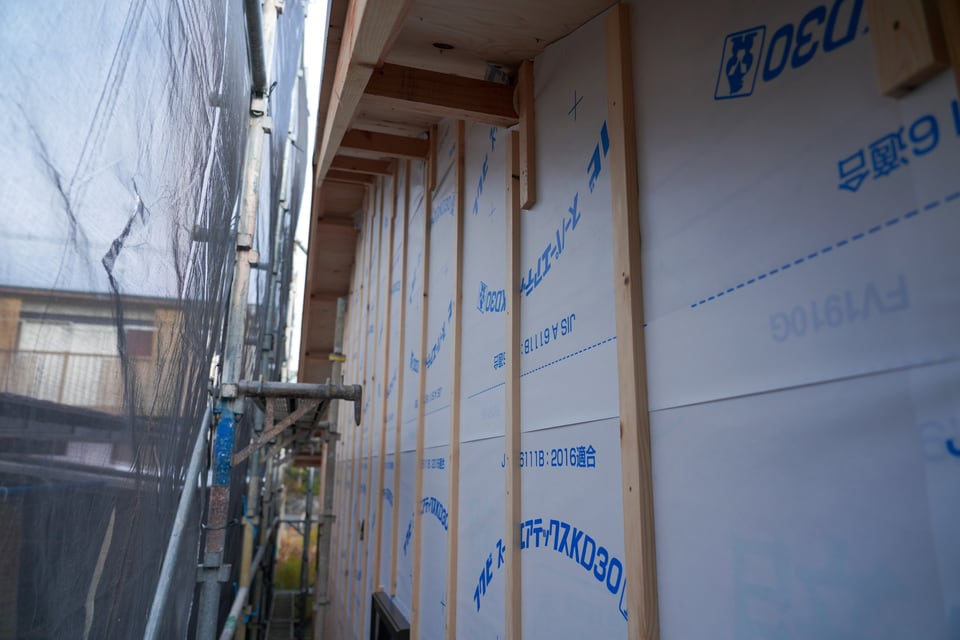 防水シートに施工された縦胴縁