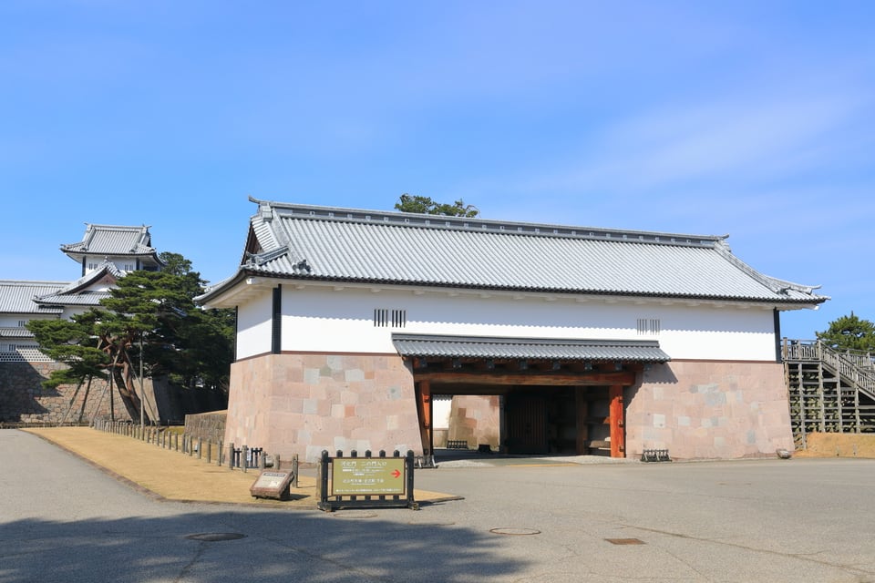 入母屋屋根が使われている金沢城河北門