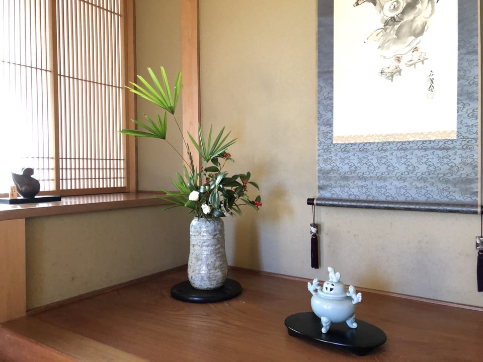 置物や生け花が飾られた板床
