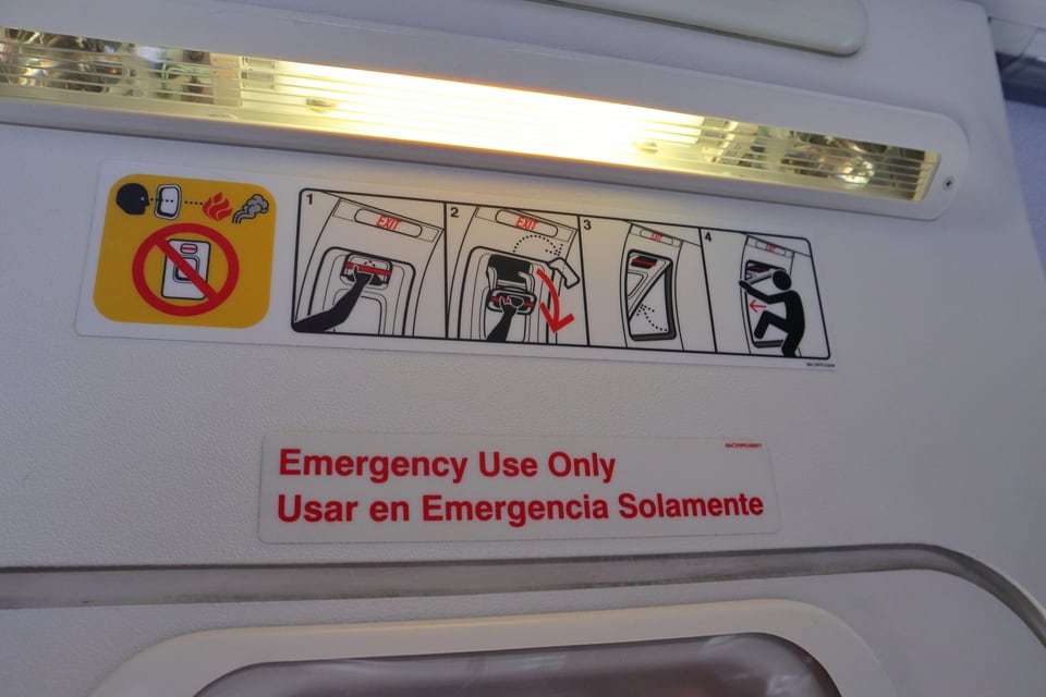 開錠する方法が書かれている飛行機の非常口