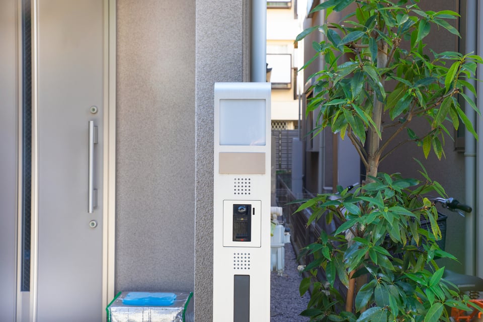 一戸建て住宅の玄関先に取り付けられた表札