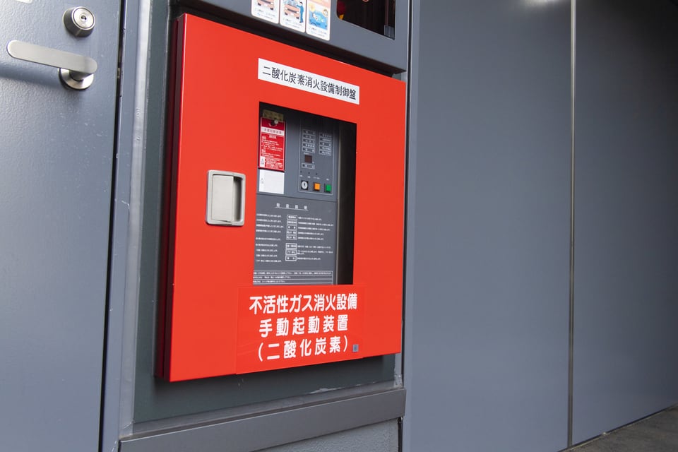 屋外に取り付けられた不活性ガス消火設備の手動起動装置