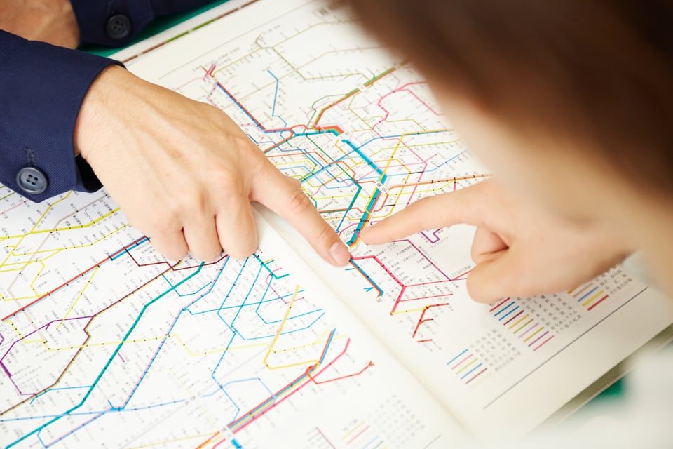複数路線利用可能な駅を路線図で説明する様子