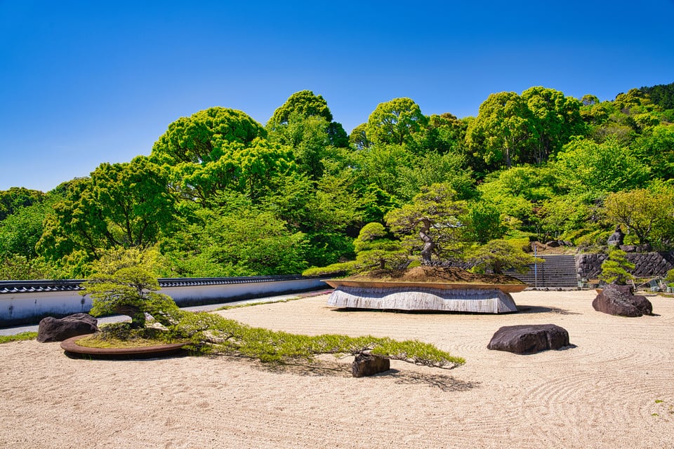 平坦な石庭に美しい砂紋が描かれた平庭式枯山水