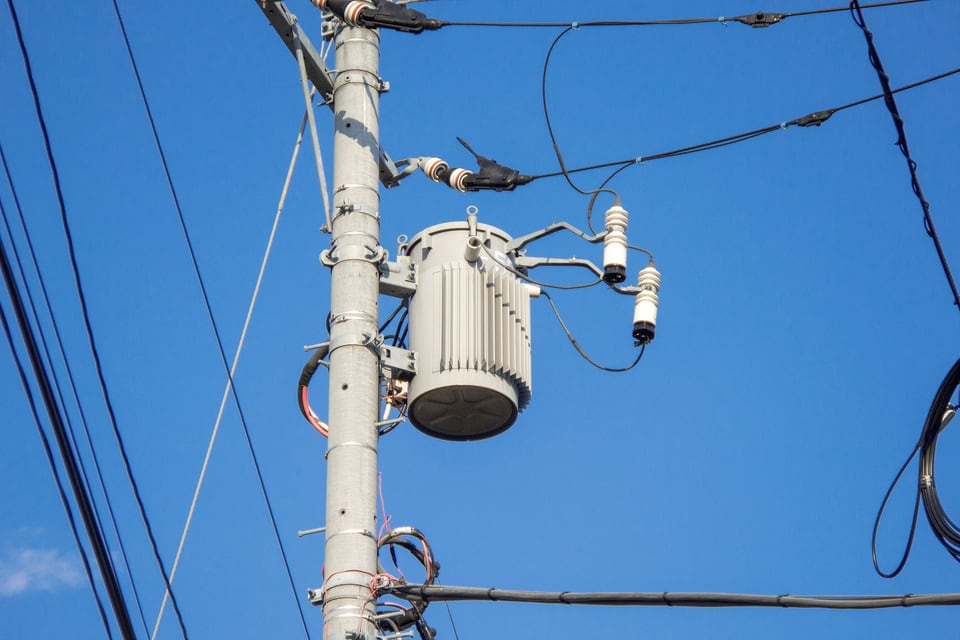 電柱に取りつけられた柱上変圧器