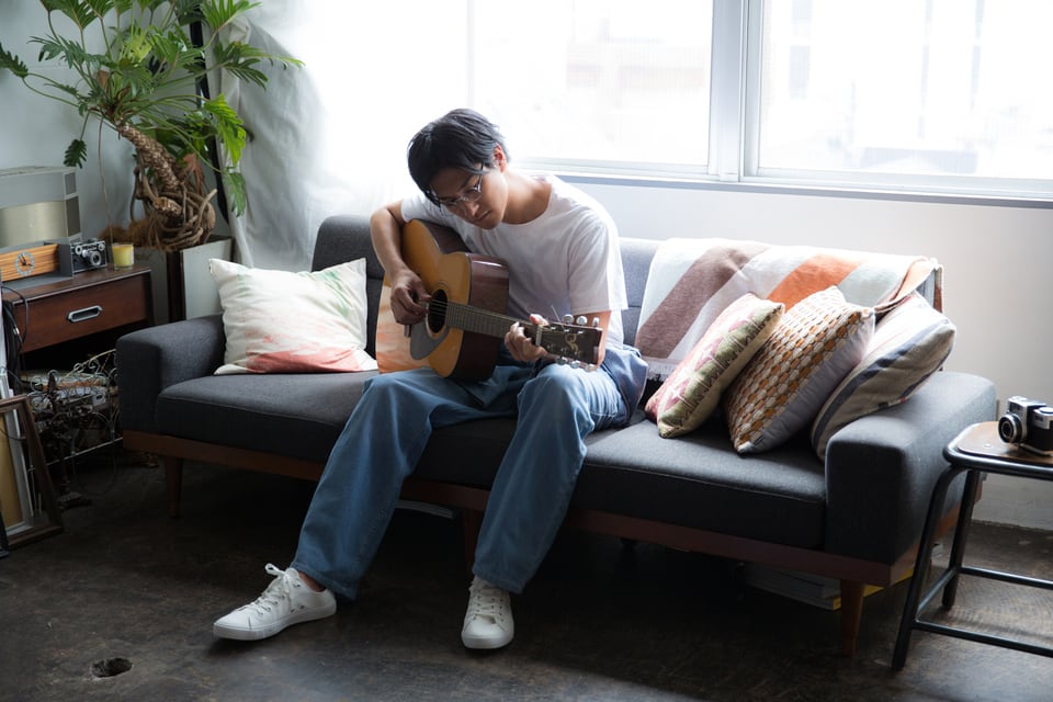 楽器演奏などで発生する音の振動を熱に置き換えて遮音する防音ガラス