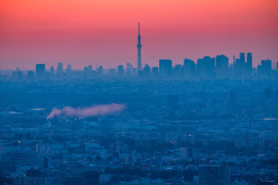 北東向き物件から望む夜明けの空と東京スカイツリー
