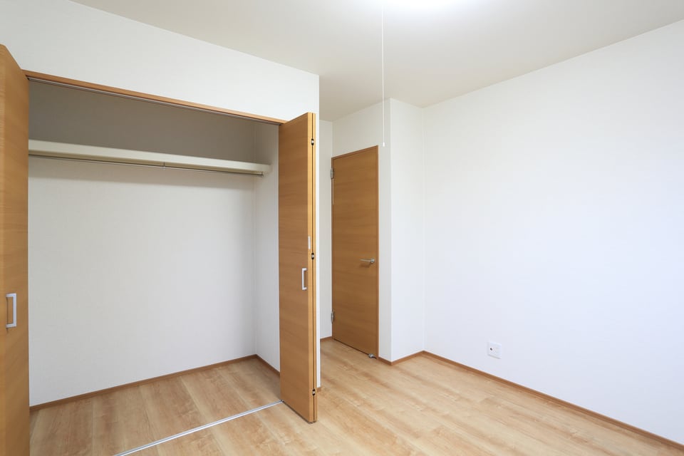 クローゼットや押入れ上部にある枕棚