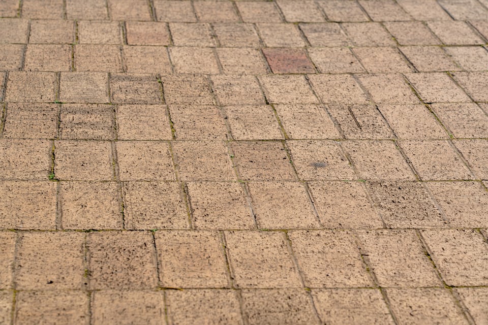無釉タイルが敷き詰められた道