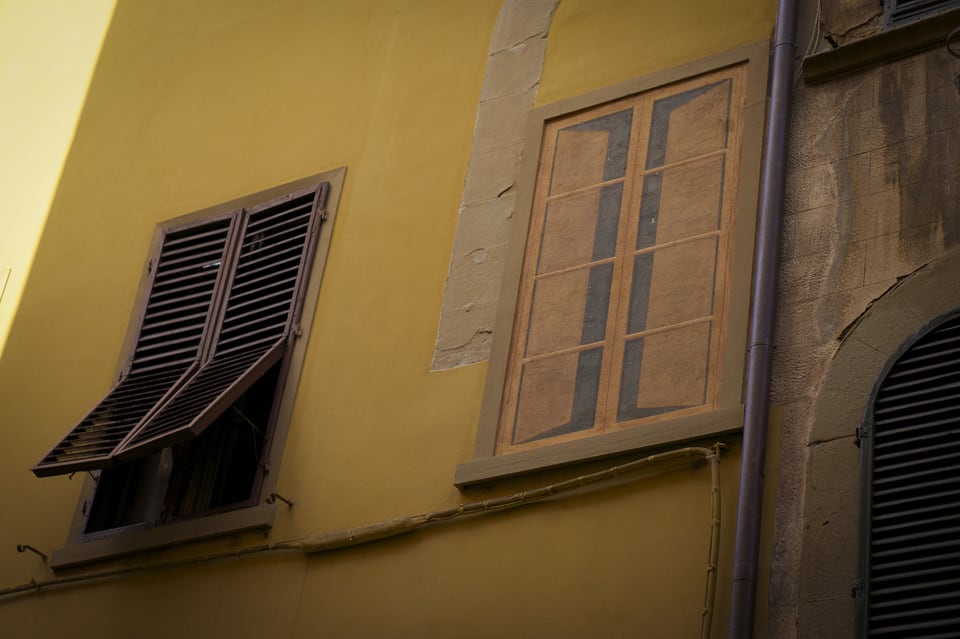 イタリアの住宅外壁に描かれた盲窓
