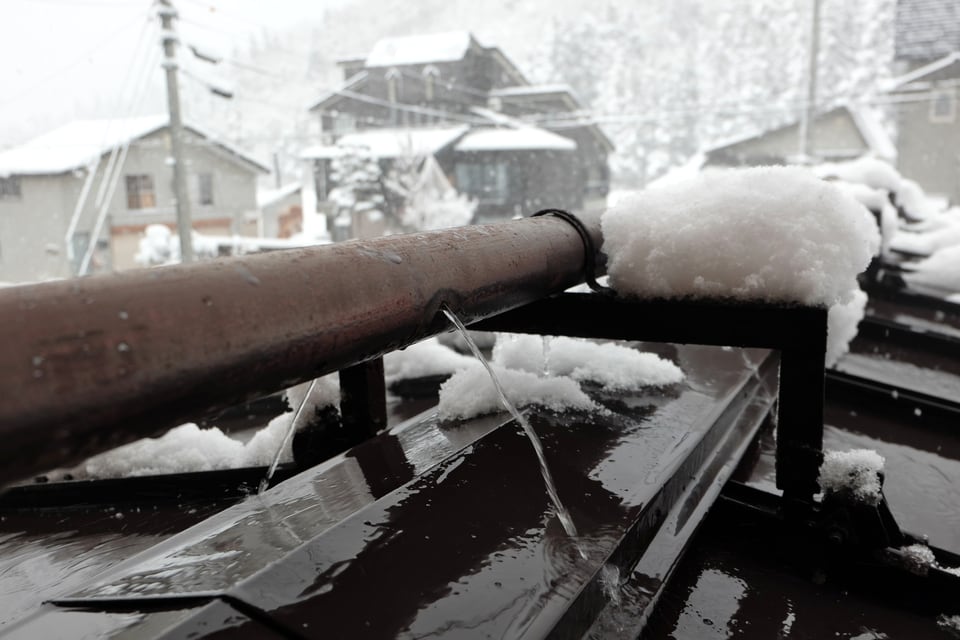 融雪屋根に設置された排水管