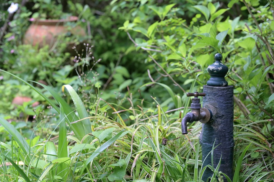 住宅の庭園になじむオシャレな立水栓