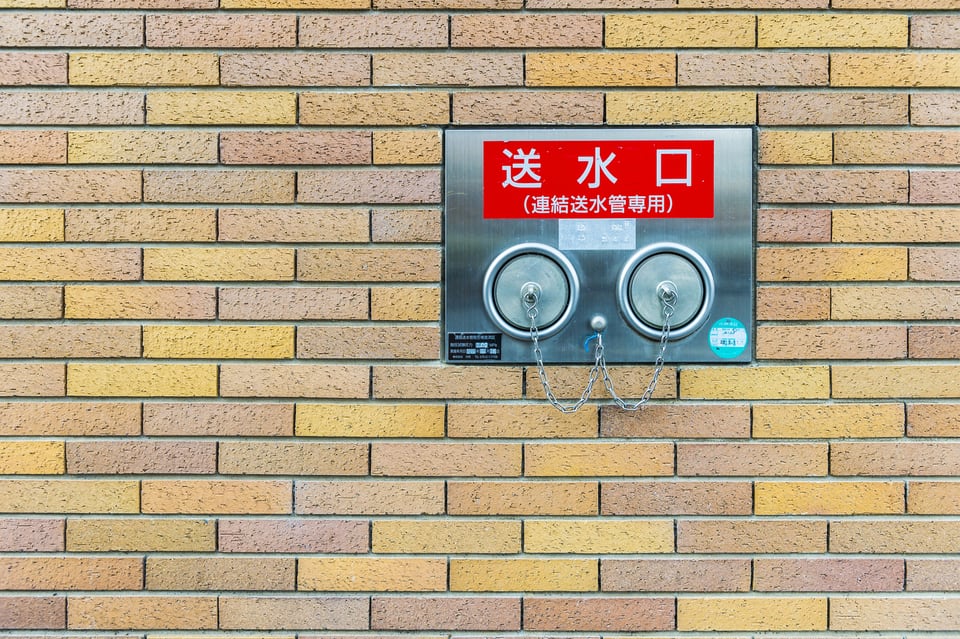 屋外に設置された壁埋込型の連結送水口