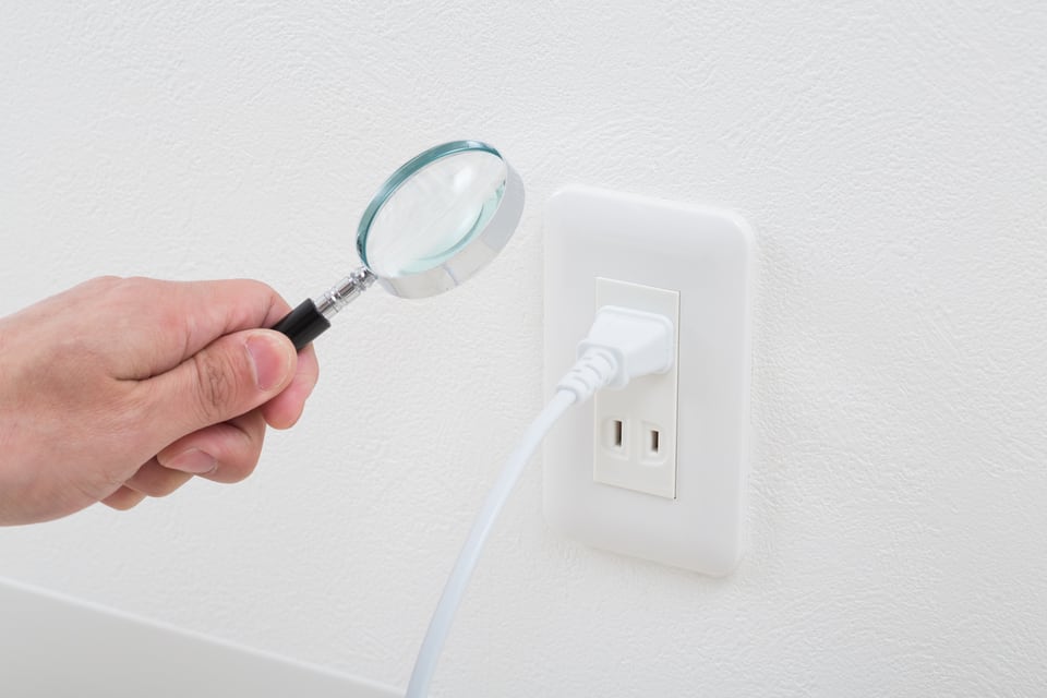 漏電により発火しないようコンセント周りを点検する
