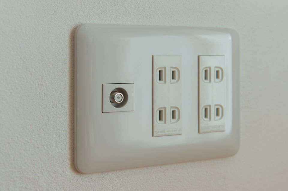 一般住宅の壁面に設置された漏電遮断器付コンセント
