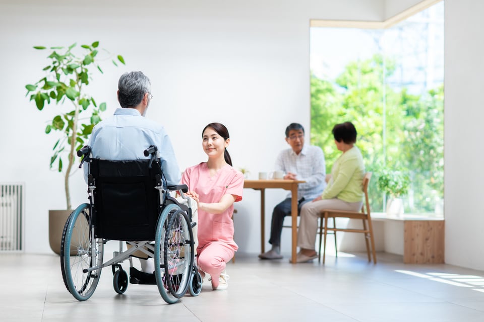 老人福祉施設で過ごす人々の様子