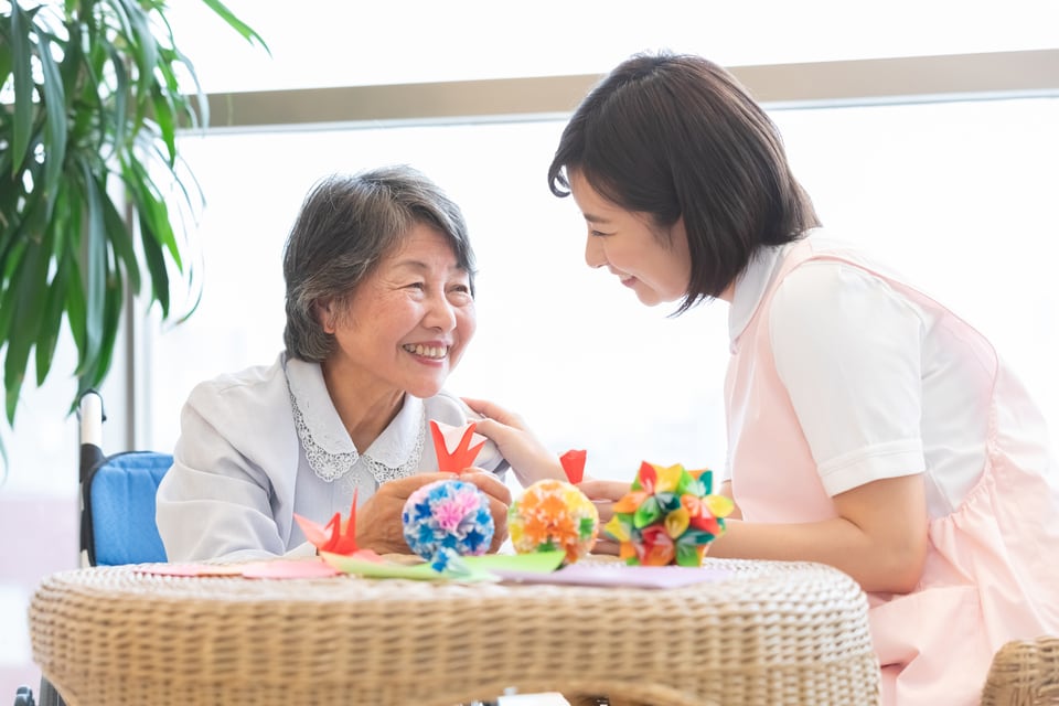 老人福祉施設にて楽しく談笑している様子