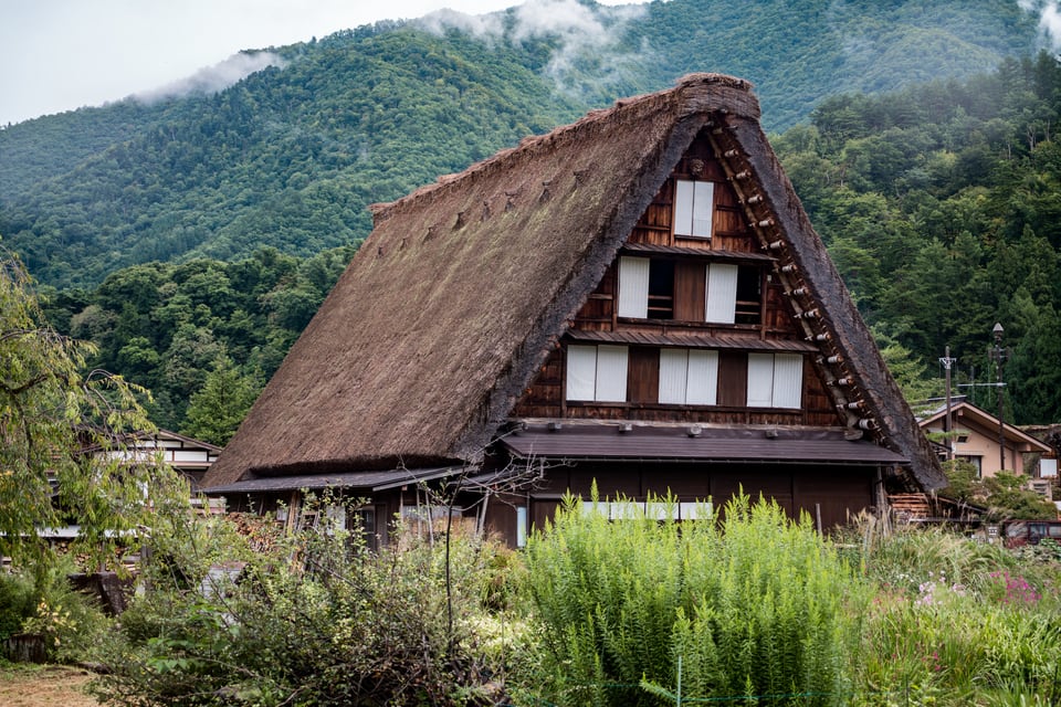 日本で最も有名な藁葺き屋根がある白川郷の家屋