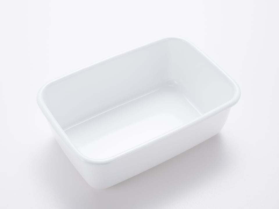 丈夫な琺瑯素材でできた食品用の保存容器