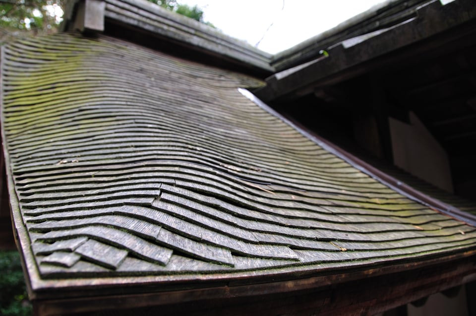 伝統的建造物に多く見られる&#26478;葺の屋根