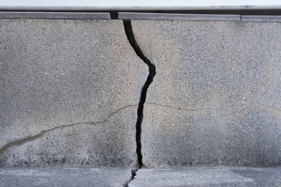 U字カットシール充填工法で修理が必要なコンクリートのひび割れの例