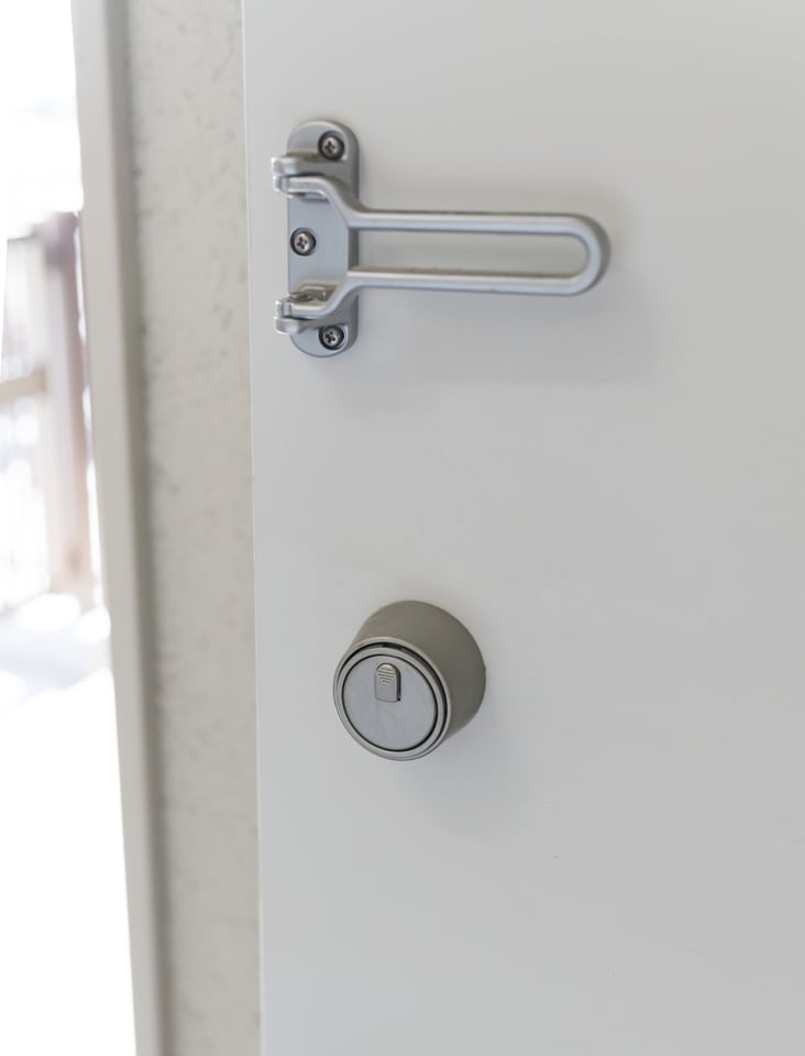 住宅の玄関ドアに取り付けられたインナー錠