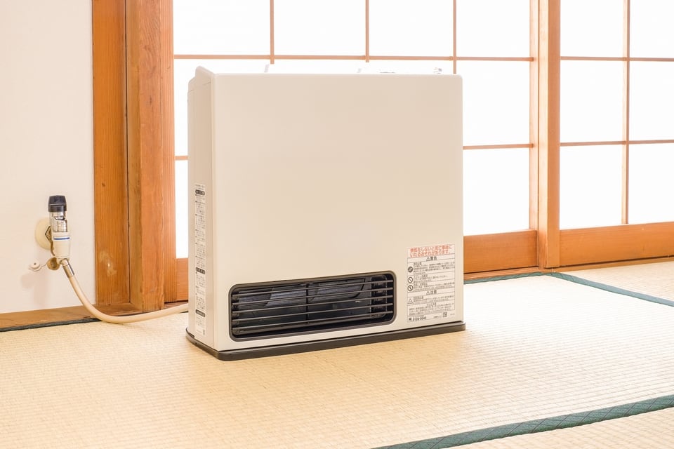 ガス栓用プラグ経由で接続されたストーブ