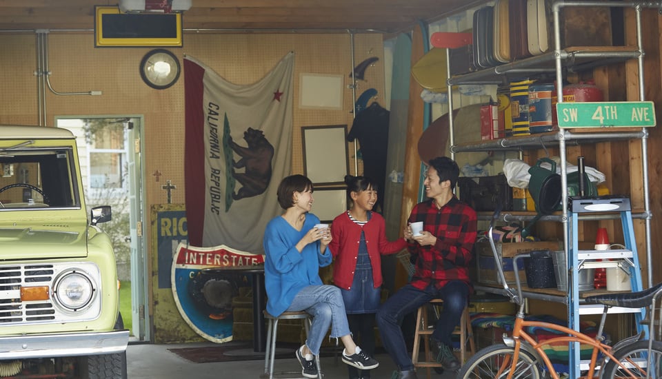 趣味で充実したガレージ収納スペースで談笑する家族