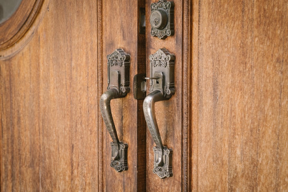 サムラッチハンドルドアを採用した木製ドア