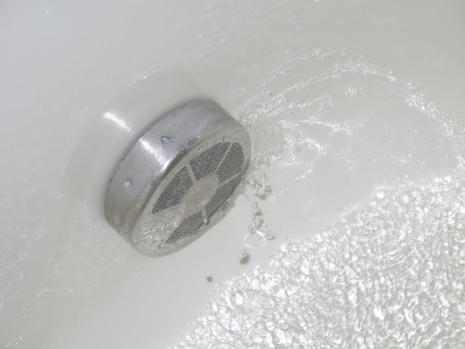 勢いよく水が流れるセミオートバスの給水口