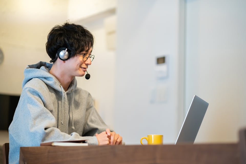 ネット専用回線完備の賃貸物件でオンライン通話を楽しむ男性