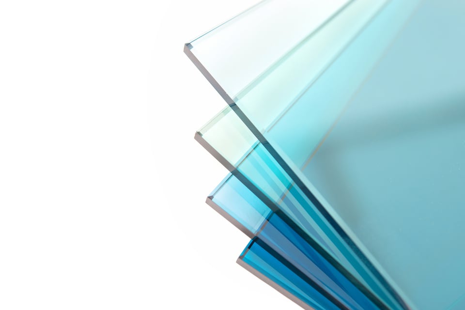 少し青色みがかった透明感が特徴のフロートガラス