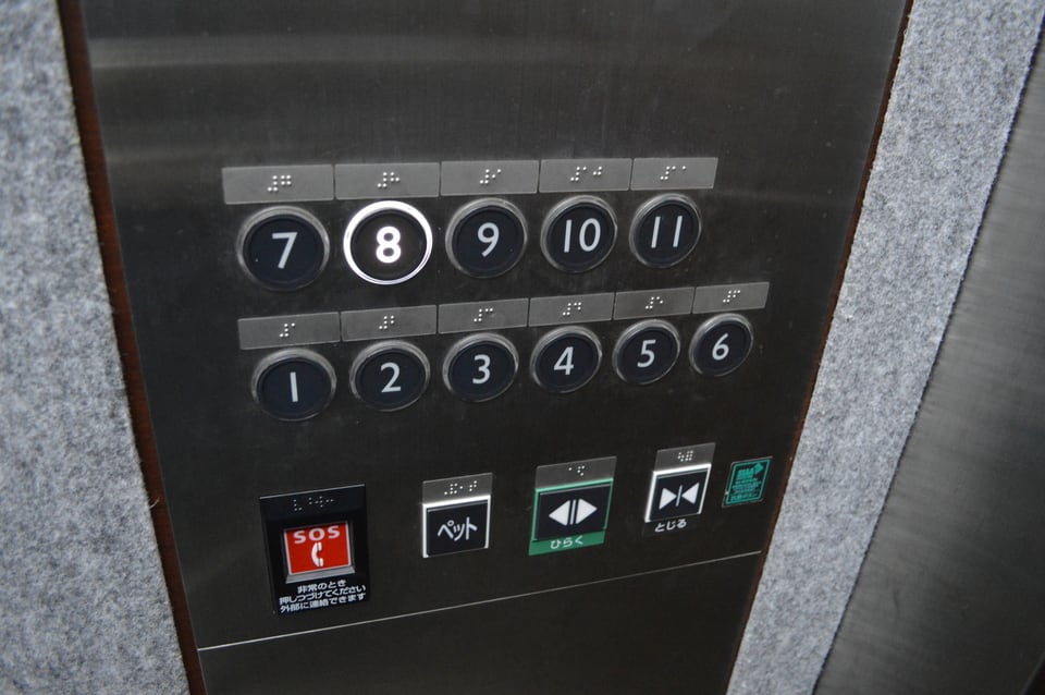 ペットが同乗していると知らせるペットボタン付エレベーター