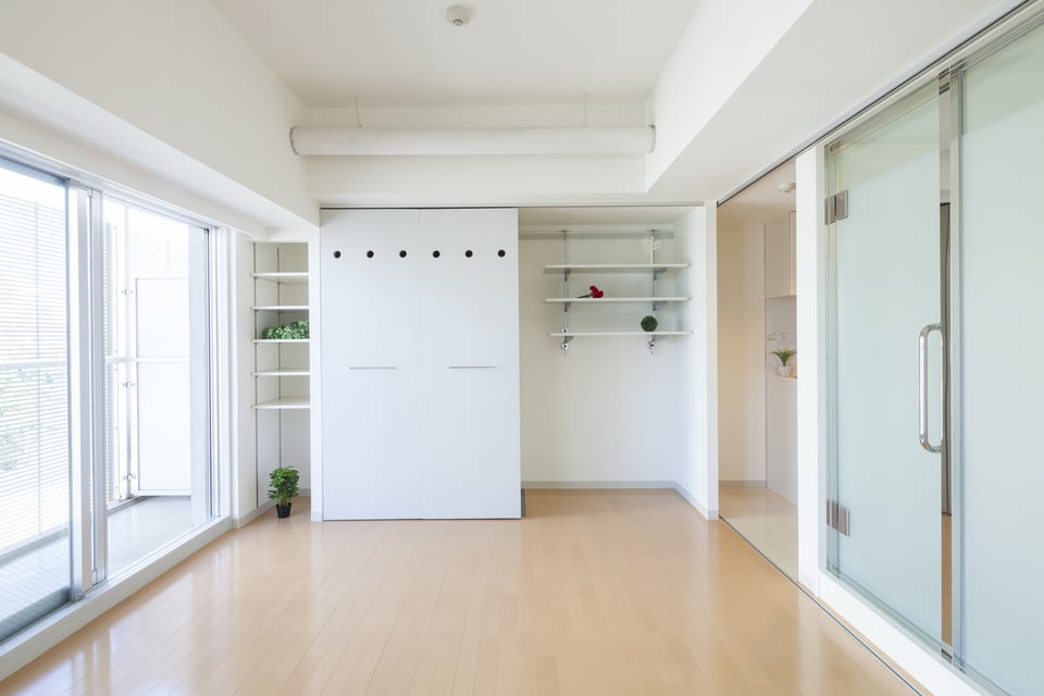壁面を使用した隠すリビング収納で室内が広々と使える