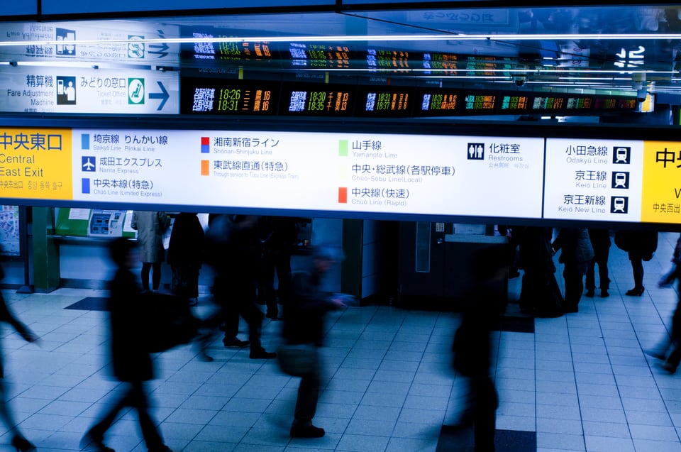 駅構内に設置された案内板